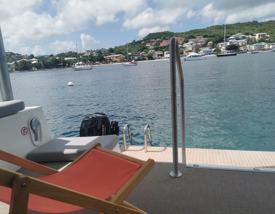Profitez de la vue depuis le transat sur Anse Mitan