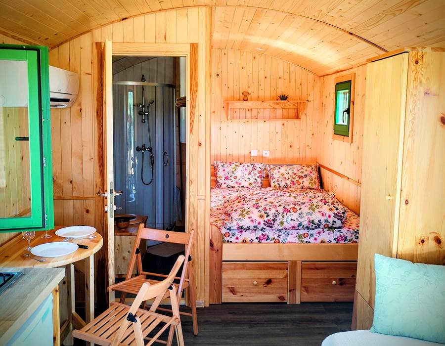 pièce principale roulotte - table dépliée pour 2 personnes