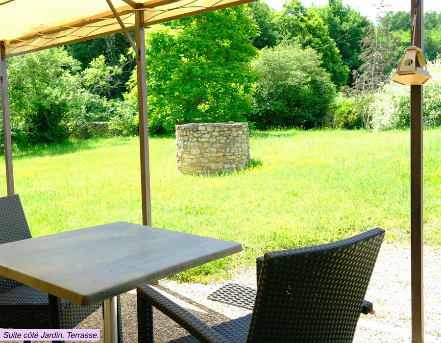 DOMAINE DU CHAMP DE L'HOSTE - chambres d'hôtes à Larzac 24170 - Dordogne - location suite côté jardin - location maison de vacances - vue jardin -