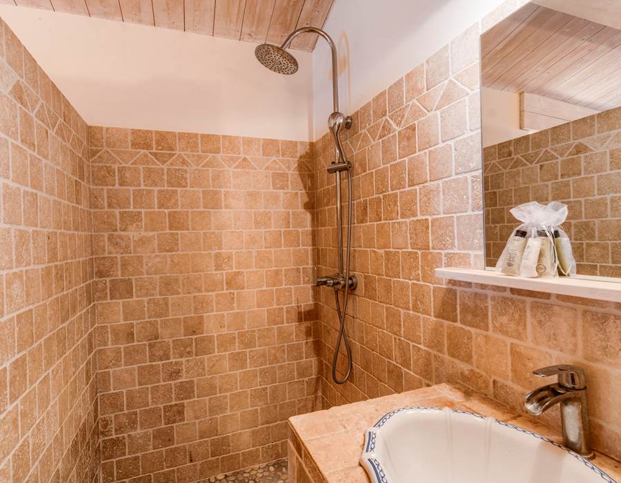 Logis-Les-Trois-Moulins-Ile-de-Ré-villa-salle-d'-eau-douche