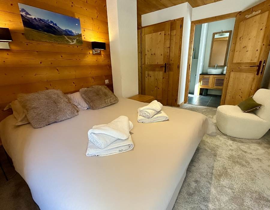 Chambre parentale avec salle de bain (largeur 160, literie neuve)