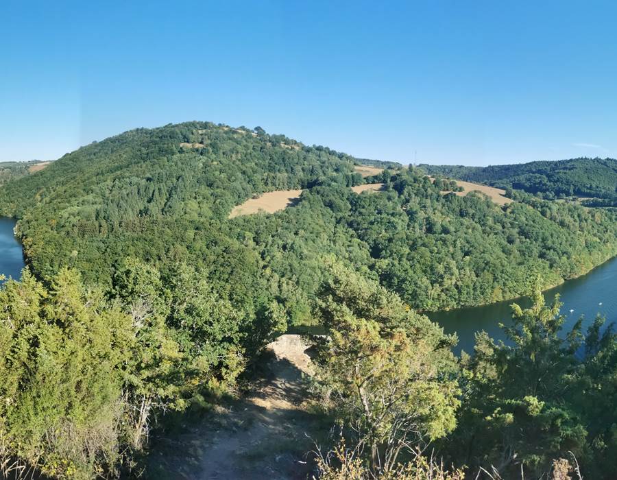 A 5 minutes en voiture : le lac de Lanau, sa base nautique et ses paysages majestueux
