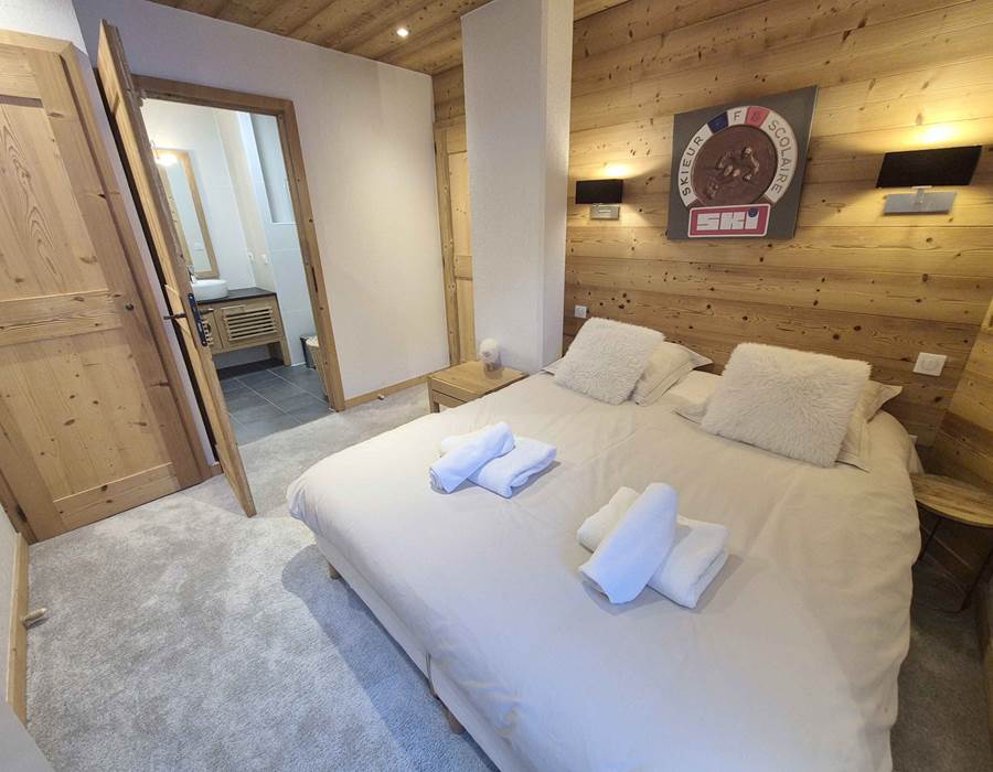 Chambre parentale avec salle de bain (largeur 160, literie neuve)