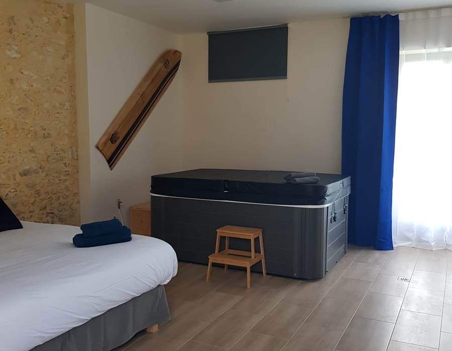 Lit & jacuzzi Chambre 2 - 18 08 2023