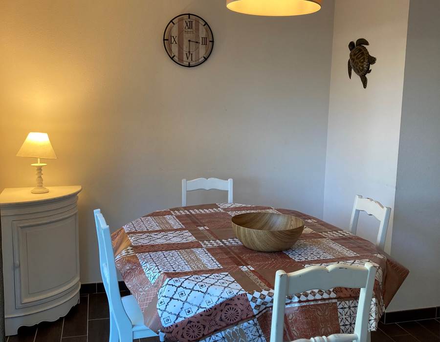 coin salle à manger,lave vaisselle, micro ondes, four, réfrigérateur,