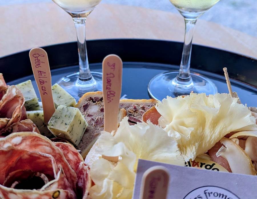 Love Room By Château de Comiac-Plateau Charcuterie/Fromage et vins du domaine