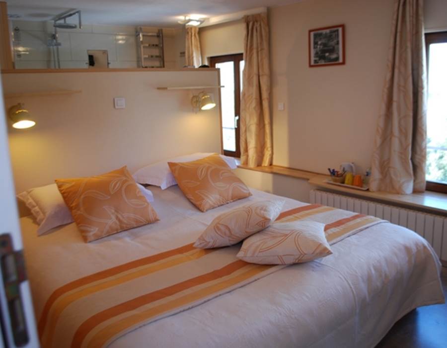 chambre Guimbelot au Ranch des Lacs lit de 1,80m x 2,00m vue sur la nature