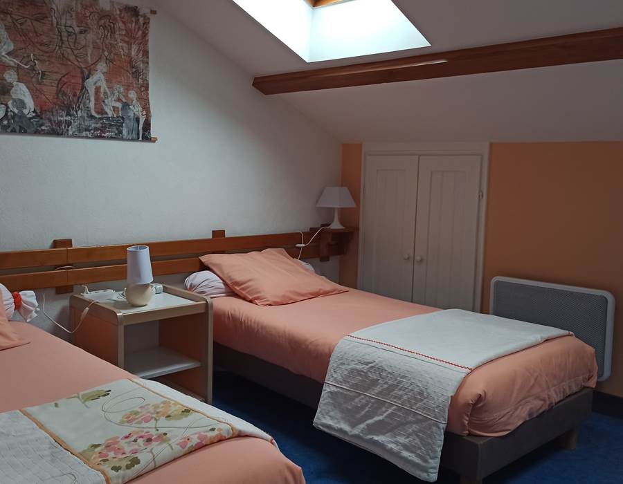 Dans la mezzanine, une chambre  avec 3 couchages.