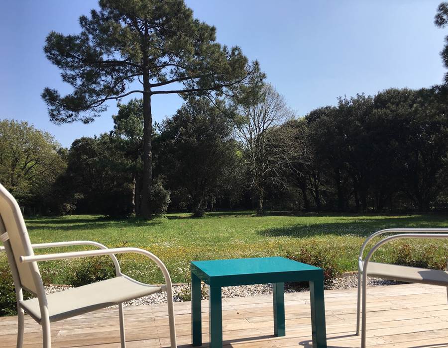La terrasse privée offre une vue dégagée sur le parc