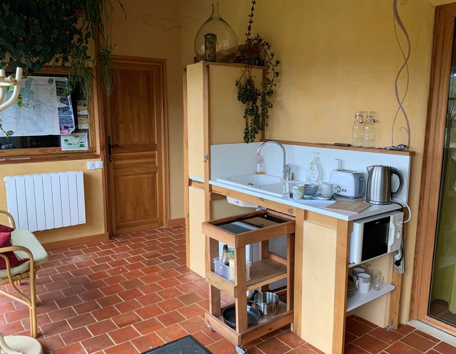 Coin cuisine : évier, frigo, plaque de cuisson, micro-ondes, bouilloire