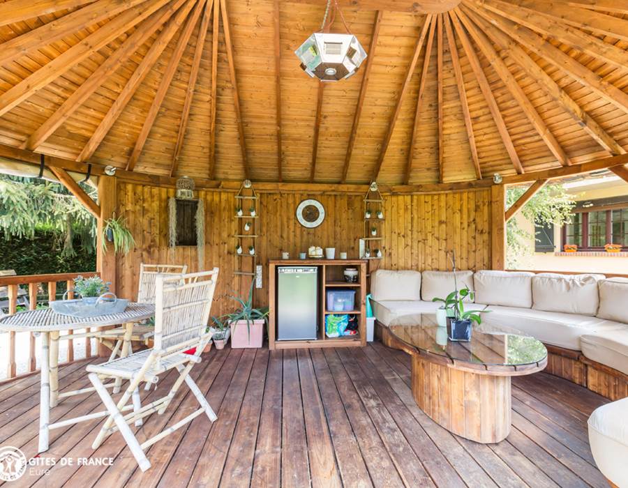 Espace de convivialité extérieur avec vue sur la nature
