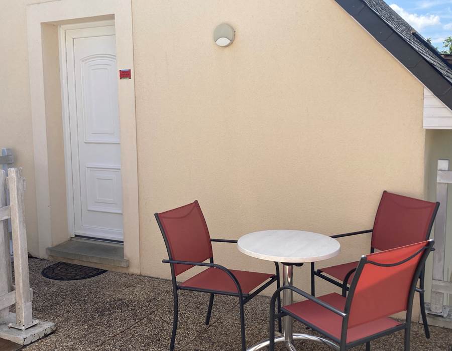 le-sherman-extérieur-pause-moment-détente-chaise-extérieure-table-extérieure-balcon-terrasee