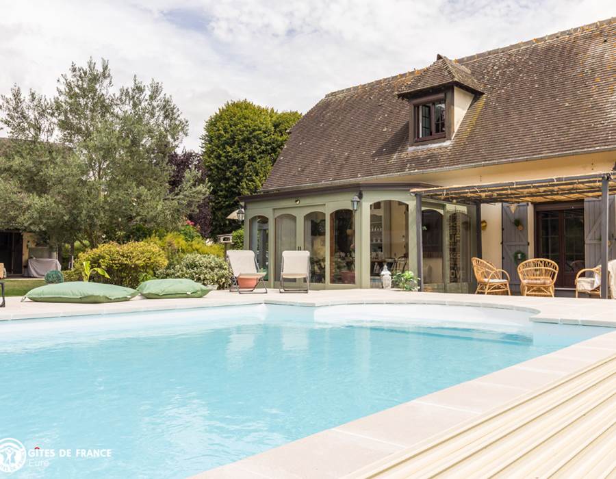 Le Gîte avec son accès directe à la piscine et sa vue imprenable sur le parc