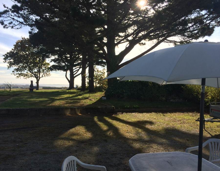 gite pour 7 personnes avec vue sur Groix, vaste parc avec jeux pour enfants, piscine chauffée en saison