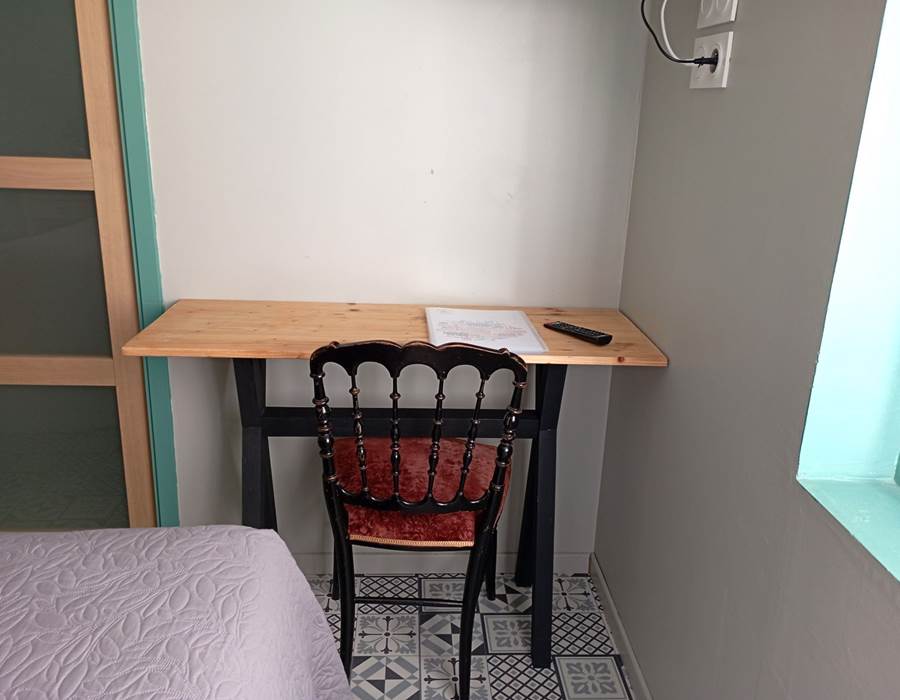 Chambre Garrigue - le coin bureau