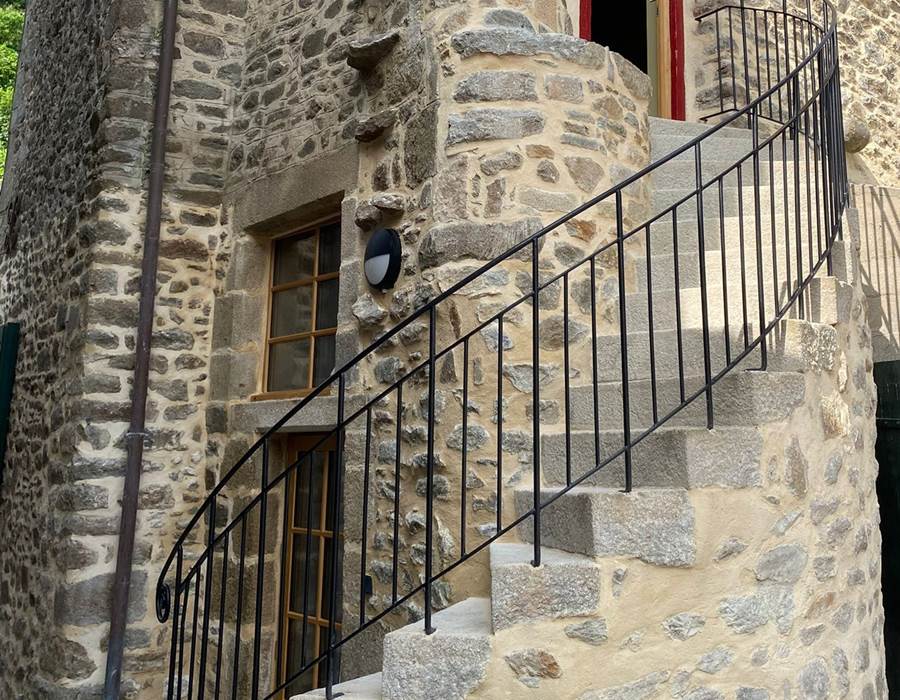 Accès au studio par un escalier en pierre typique du quartier médiéval. L'entrée se fait par une cour fermée et sécurisée. Le studio se trouve au 1er étage