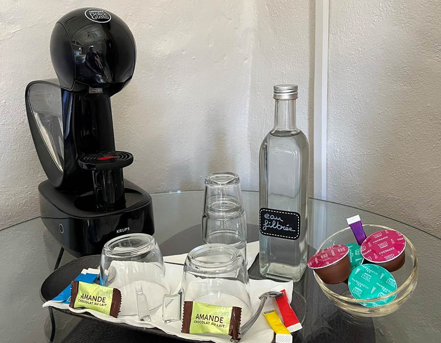 Du café, du thé et de l'eau filtrée à votre disposition