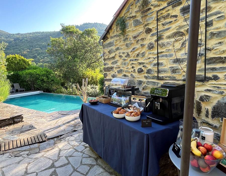 Petit-déjeuner vue piscine