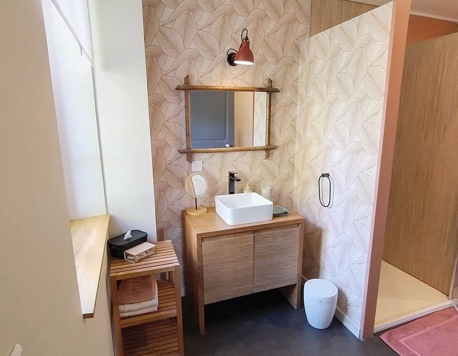 Salle de bain spacieuse