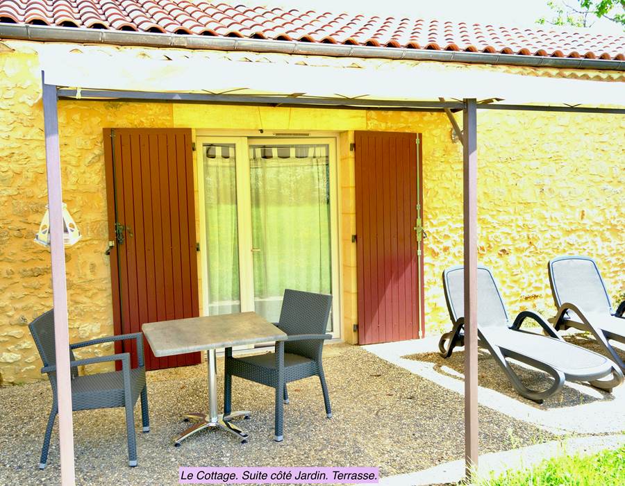 Champ de l'Hoste. Larzac. Suite côté jardin. Terrasse.