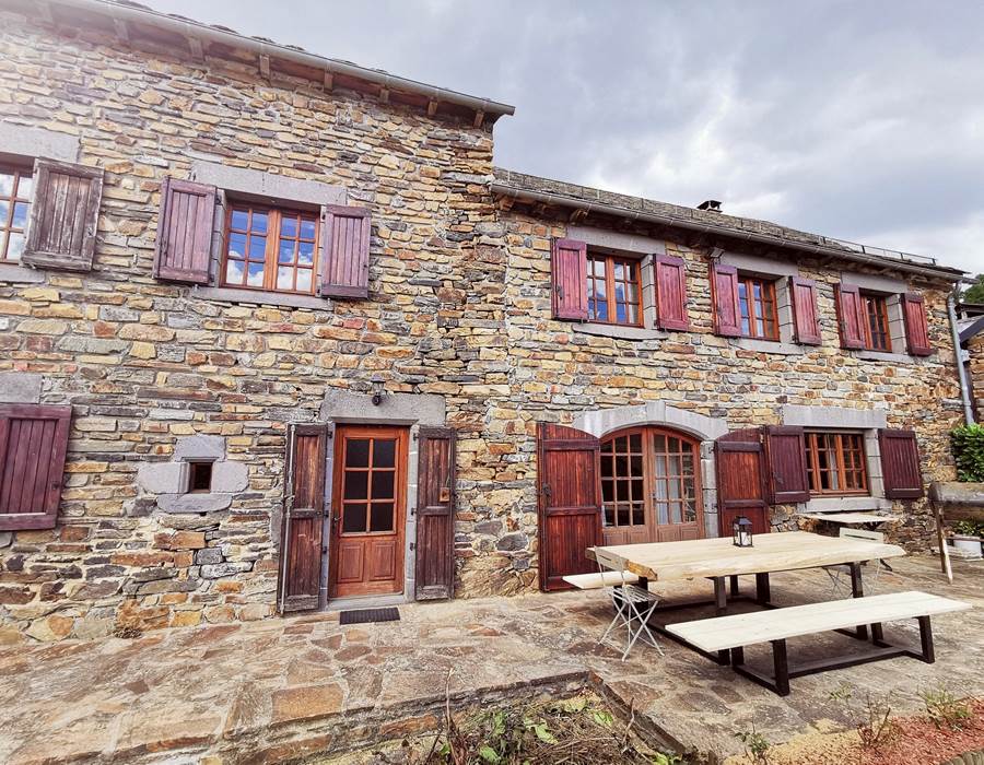 Belle terrasse en pierres , grande table et barbecue