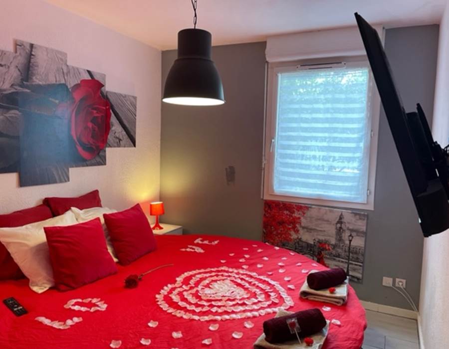 Chambre avec lit rond et télé