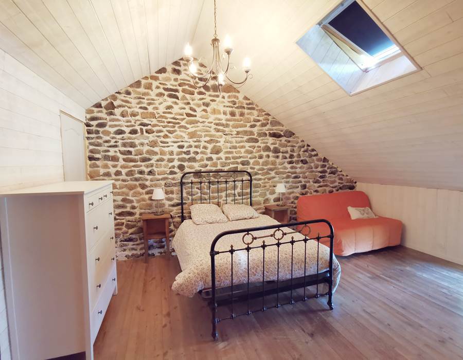 Chambre 2, au 2e étage : lit double, lit simple, convertible 2 places