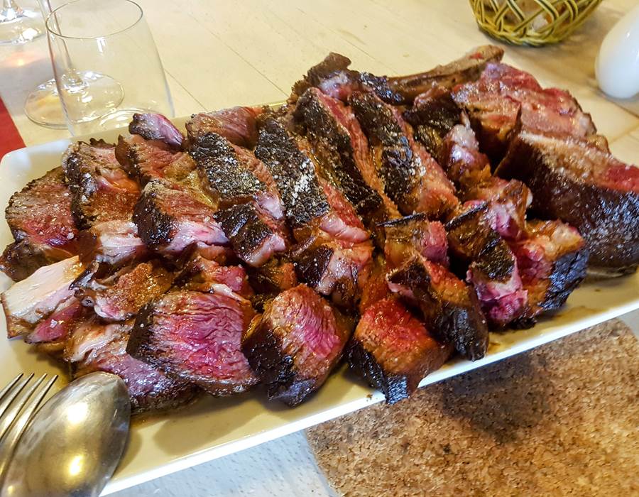 2016112Viande bovine de race limousine longue maturation sélectionnée par Hugues Burgalières notre artisan boucher depuis 1995. Le Ranch des Lacs