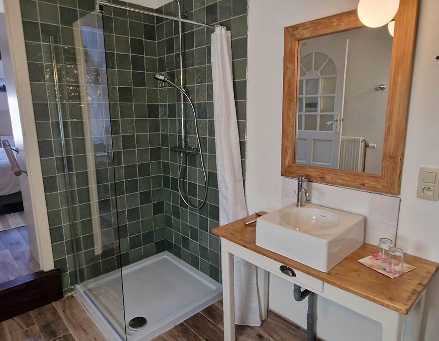 Ciel de douche, évier, miroir, toilette et commode 3 tiroirs avec articles de première nécessité ( rasoir, brosse à dents, gel douche, serviettes hygiéniques,... en cas d'oubli)