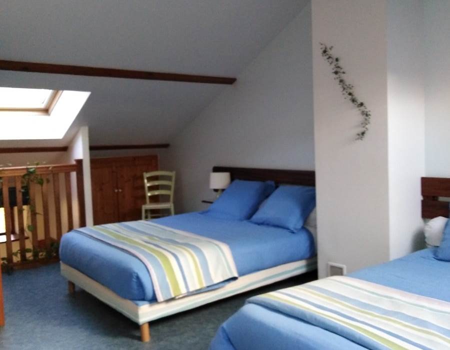 Une chambre 3 couchages en mezzanine.