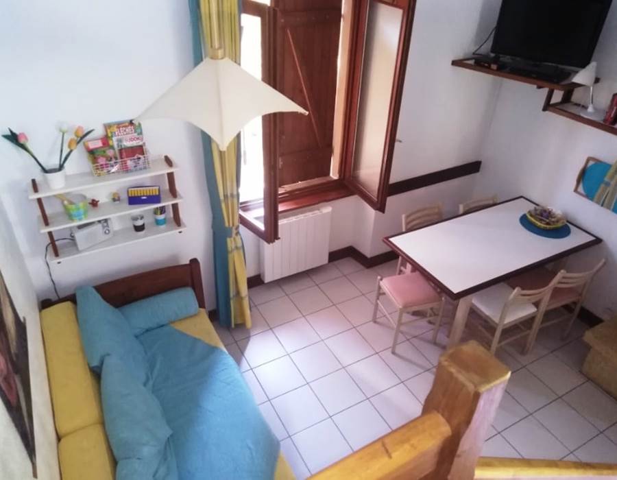 La pièce à vivre vue depuis la mezzanine.