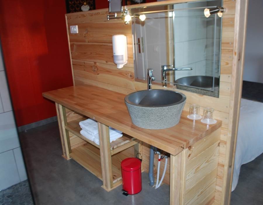 Vasque et miroir , l'envers de la tête de lit La Pousse d'Or hotel de Charme