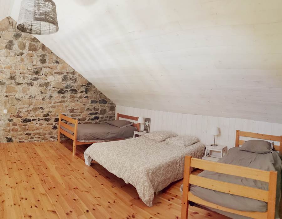 Chambre 3, au 2e étage : 2 lits simples, 1 lit double