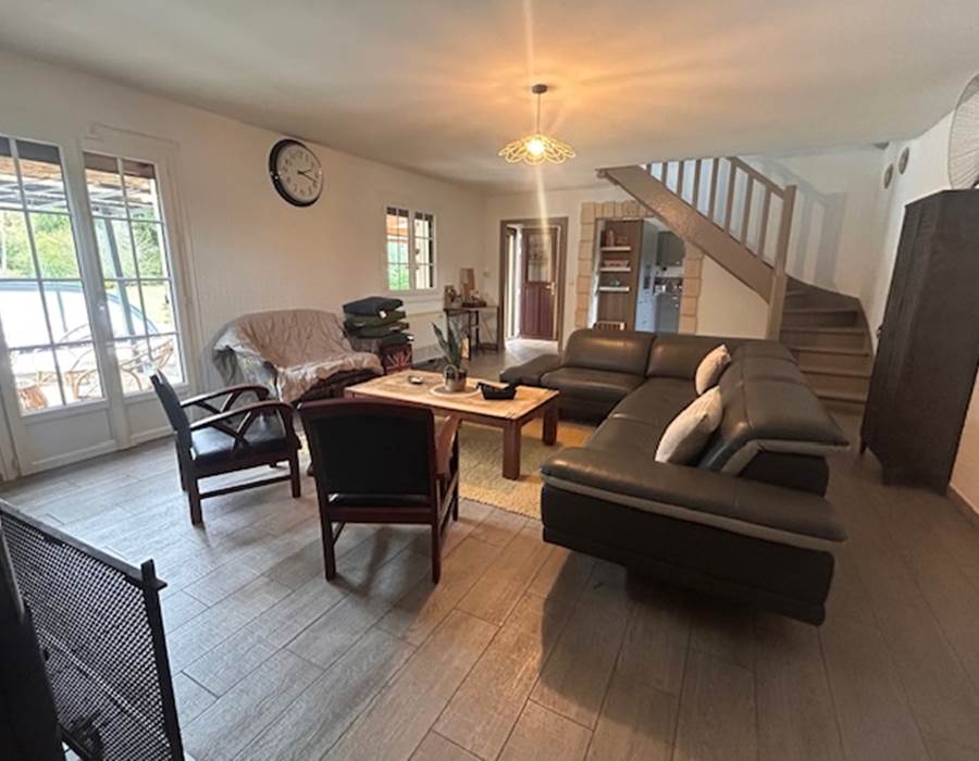 Séjour (poêle à bois, jeux de sociétés, borne arcade)