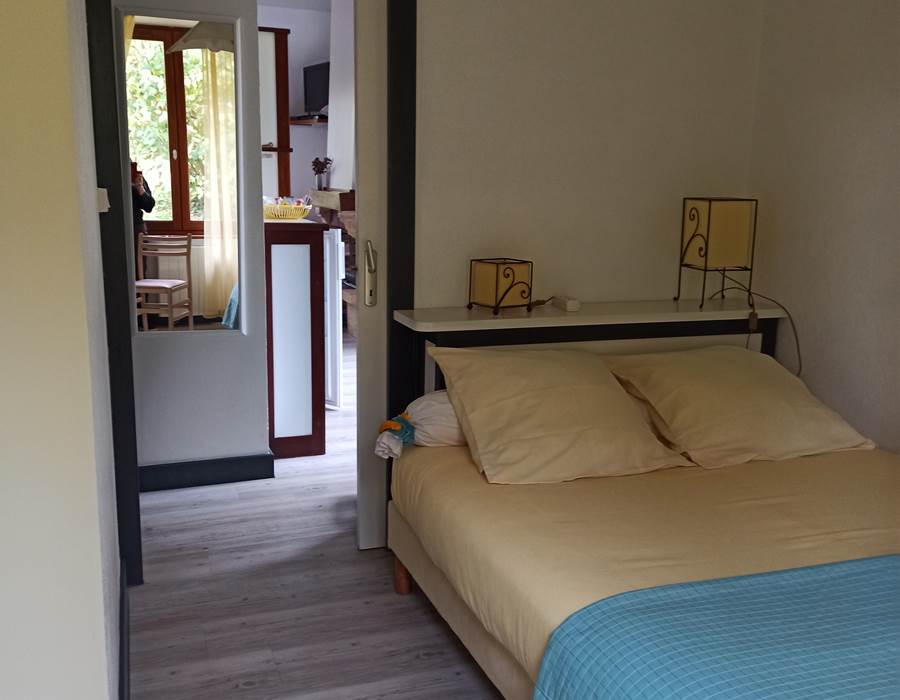 Au rez de chaussée, une chambre avec un lit 2 places