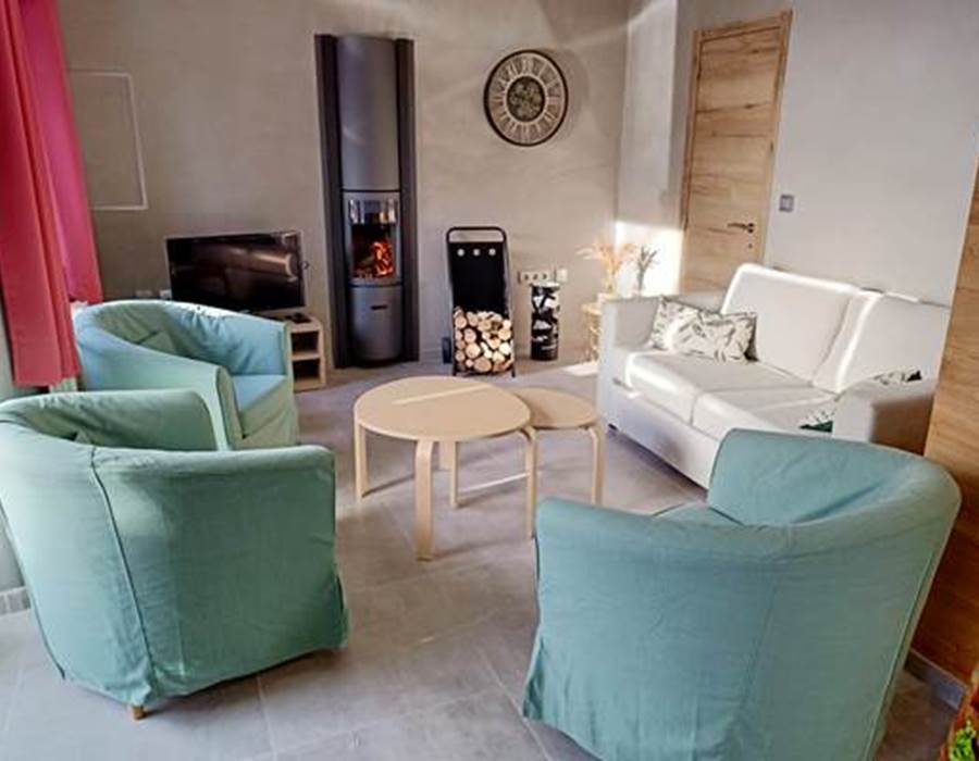 Le salon avec TV et feu ouvert