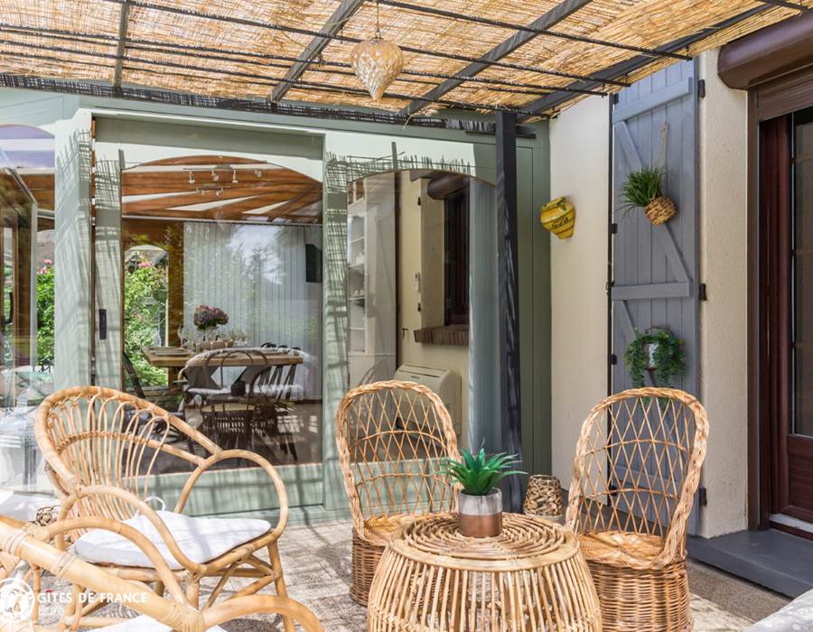 La Terrasse privative donnant sur la piscine et vue sur le parc