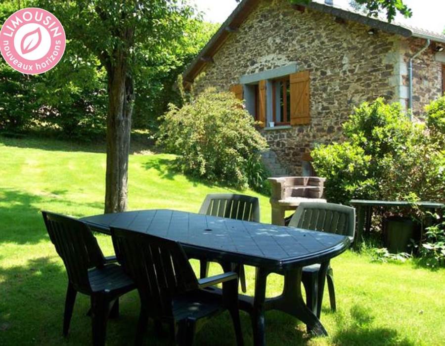 Gîte Antoine : à l'ombre des grands chênes qui abritent oiseaux et écureuils.