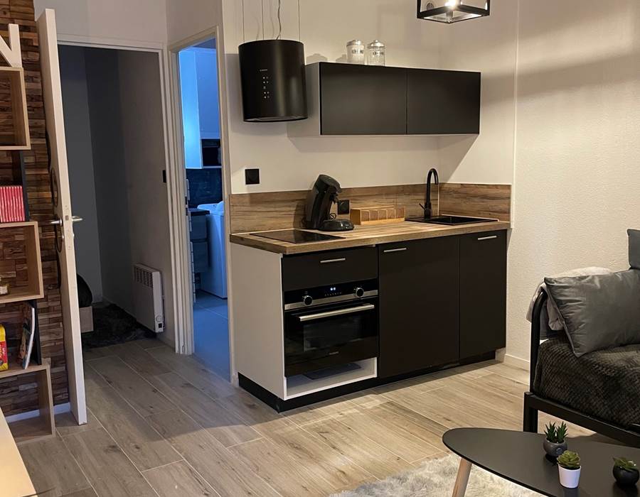 Salon avec coin cuisine