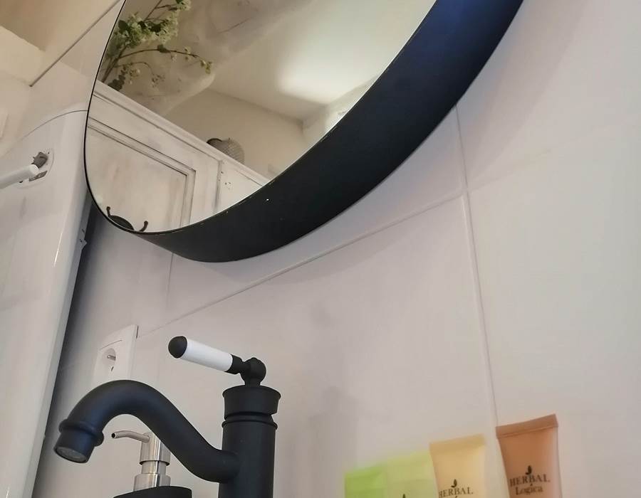 Une salle de bain équipée et relaxante