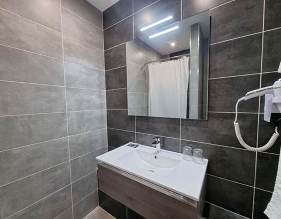 Hotel Ambeille salle de bain douche 2