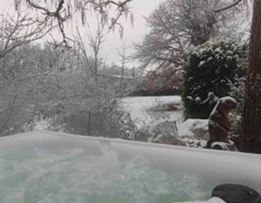 Jacuzzi refuge sous la neige