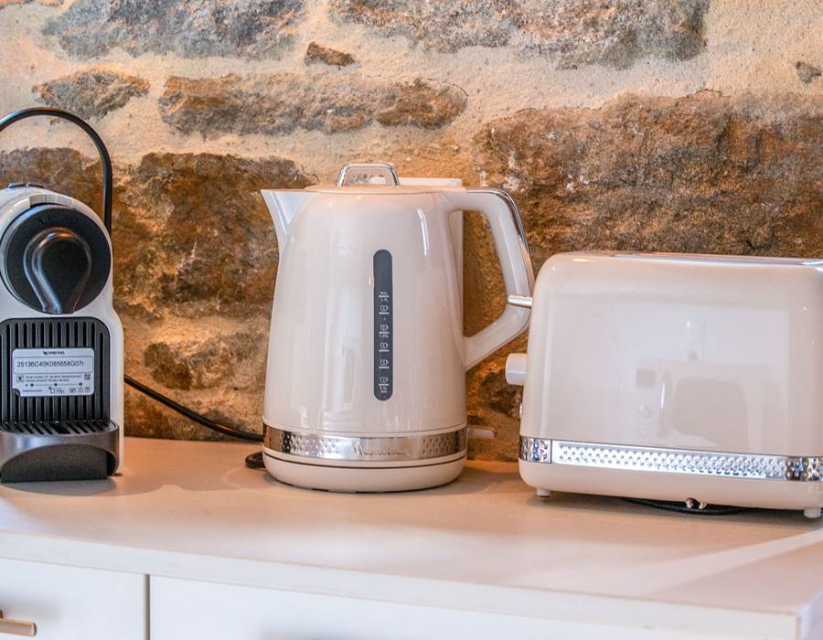 Bouilloire, grille-pain, cafetière Nespresso (dosettes incluses)