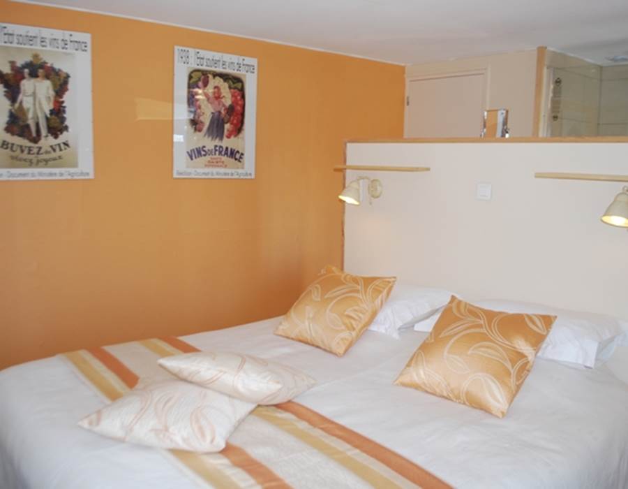Chambre Guimbelot chambre double lit :1,80m x2,00m