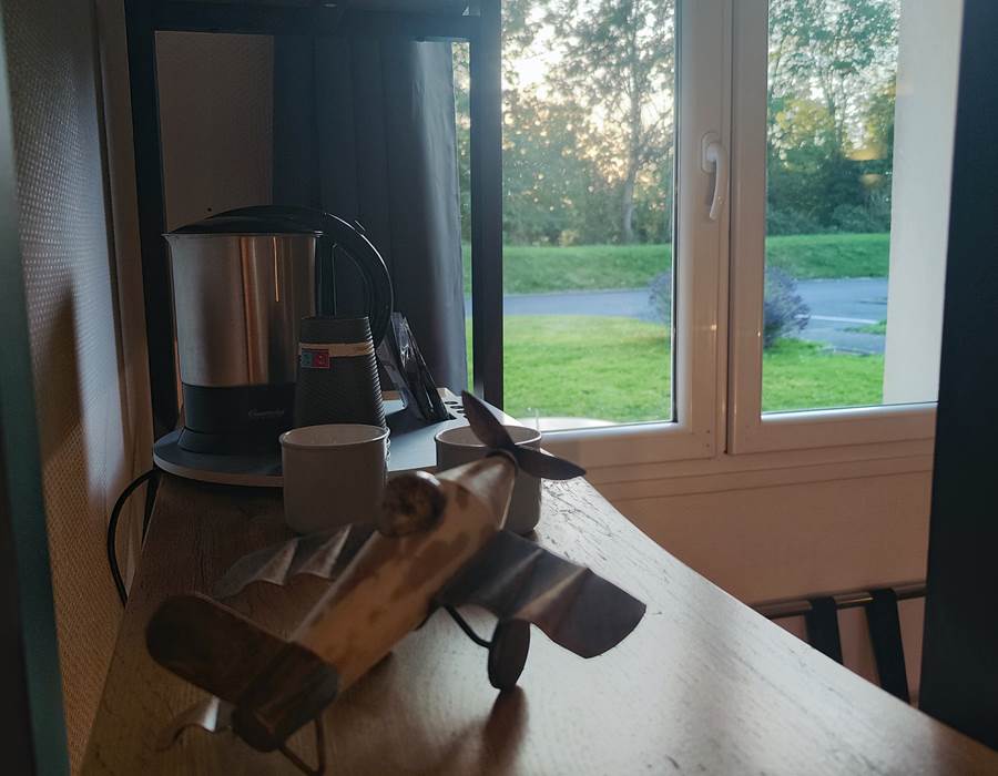 le-Sherman-hotel-terrasse- relaxant- sécurité-coffre-fort-3-personnes-parking-devant-chambres