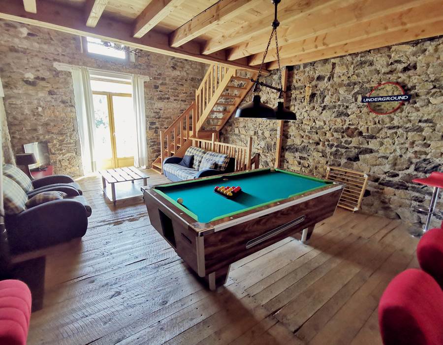Salon : billard, DVD, PS3, livres enfants et jeux de société