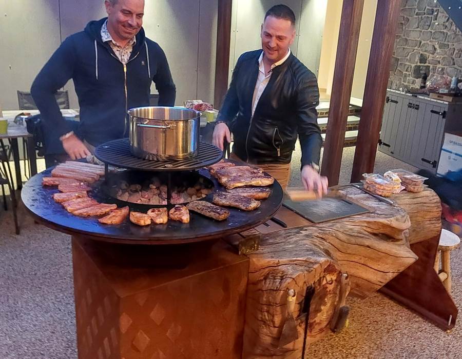 Plancha, prévoir 8kg de charbon de bois.