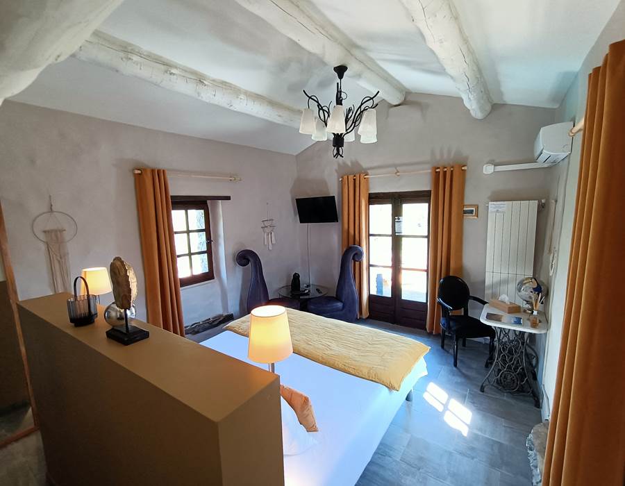 Une chambre lumineuse avec terrasse privative