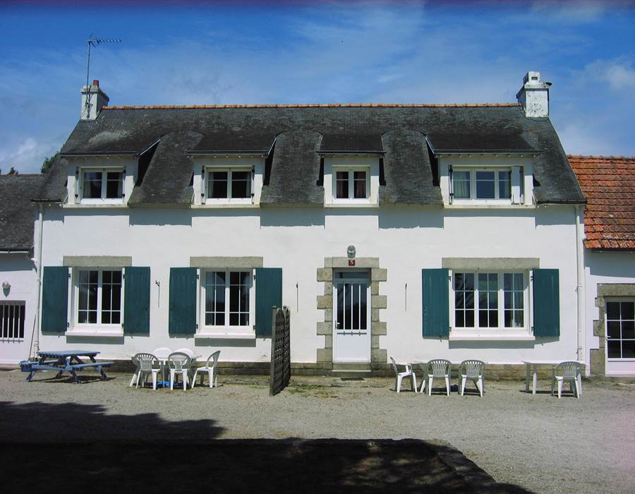 le gite comprend les 4 fenetres du haut la porte et la fenetre à gauche