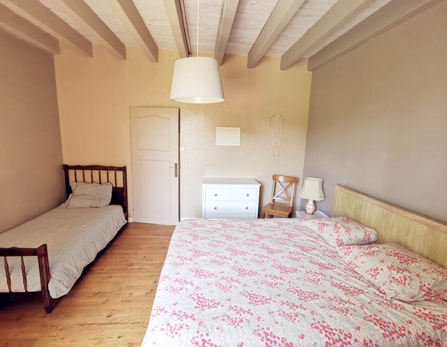 Chambre 1 au 1er étage : lit 160 cm et lit simple
